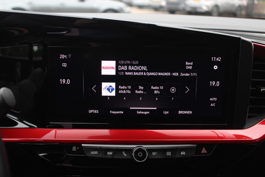 Opel Mokka Electric Ultimate 50 kWh / Camera / CarPlay / Keyless / LED Koplampen / 17'' / Navigatie / DAB / Dodehoek / Cruise Control Adaptief / Warmtepomp