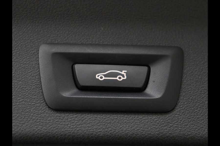 BMW X3 xDrive30e M Sport | Panoramadak | Head-Up | Stoelverwarming | Trekhaak | 360 Camera | Leder | Sportstoelen | Carplay | Sfeerverlichting | Laserlicht | Live Cockpit | Navigatie | PHEV | Plug In