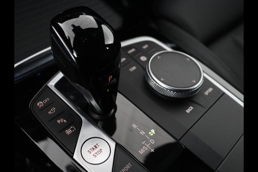 BMW X3 xDrive30e M Sport | Panoramadak | Head-Up | Stoelverwarming | Trekhaak | 360 Camera | Leder | Sportstoelen | Carplay | Sfeerverlichting | Laserlicht | Live Cockpit | Navigatie | PHEV | Plug In