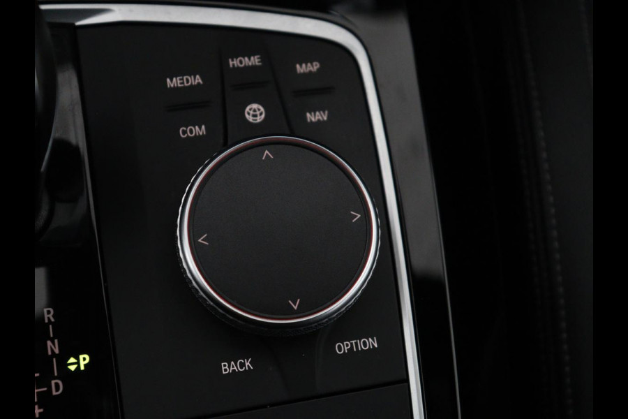 BMW X3 xDrive30e M Sport | Panoramadak | Head-Up | Stoelverwarming | Trekhaak | 360 Camera | Leder | Sportstoelen | Carplay | Sfeerverlichting | Laserlicht | Live Cockpit | Navigatie | PHEV | Plug In