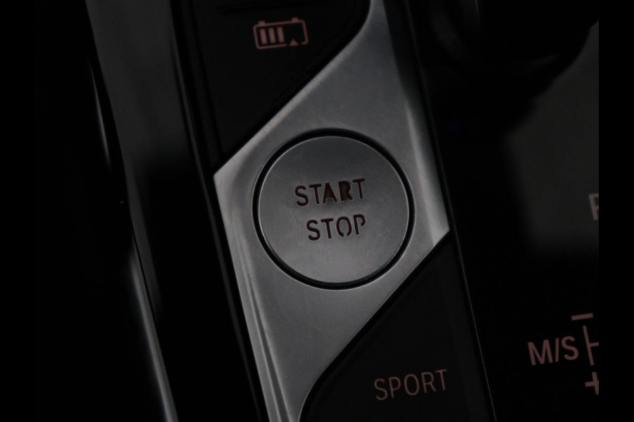 BMW X3 xDrive30e M Sport | Panoramadak | Head-Up | Stoelverwarming | Trekhaak | 360 Camera | Leder | Sportstoelen | Carplay | Sfeerverlichting | Laserlicht | Live Cockpit | Navigatie | PHEV | Plug In