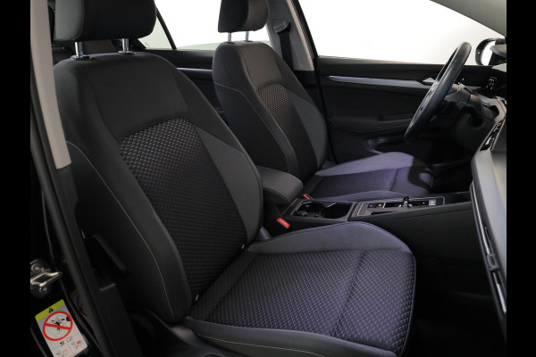 Volkswagen Golf 1.0 eTSI Life Active 110 pk Automaat (DSG) | Navigatie | Parkeersensoren (Park assist) | Achteruitrijcamera | Stoelverwarming | Autom. airco (3 zones) |