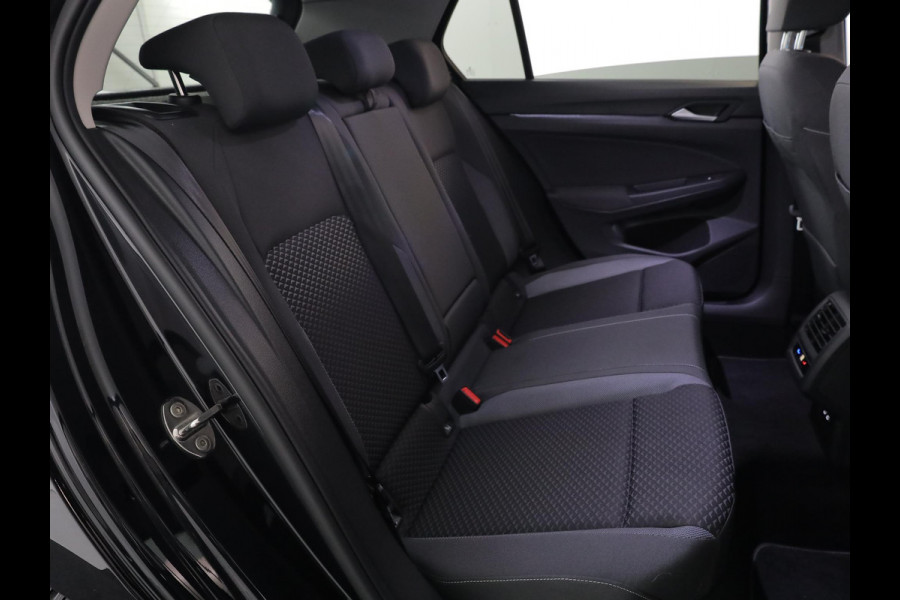 Volkswagen Golf 1.0 eTSI Life Active 110 pk Automaat (DSG) | Navigatie | Parkeersensoren (Park assist) | Achteruitrijcamera | Stoelverwarming | Autom. airco (3 zones) |