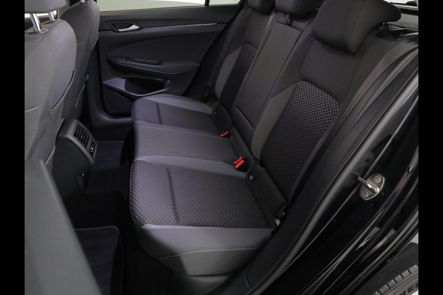 Volkswagen Golf 1.0 eTSI Life Active 110 pk Automaat (DSG) | Navigatie | Parkeersensoren (Park assist) | Achteruitrijcamera | Stoelverwarming | Autom. airco (3 zones) |