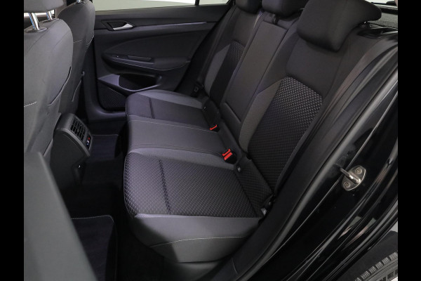 Volkswagen Golf 1.0 eTSI Life Active 110 pk Automaat (DSG) | Navigatie | Parkeersensoren (Park assist) | Achteruitrijcamera | Stoelverwarming | Autom. airco (3 zones) |