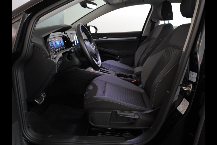 Volkswagen Golf 1.0 eTSI Life Active 110 pk Automaat (DSG) | Navigatie | Parkeersensoren (Park assist) | Achteruitrijcamera | Stoelverwarming | Autom. airco (3 zones) |