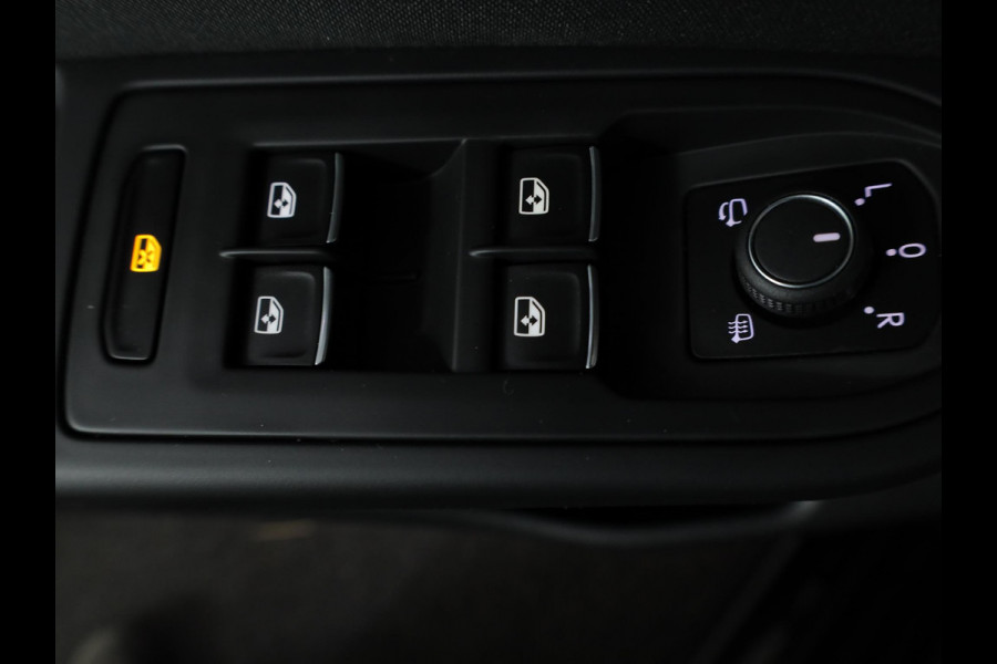 Volkswagen Golf 1.0 eTSI Life Active 110 pk Automaat (DSG) | Navigatie | Parkeersensoren (Park assist) | Achteruitrijcamera | Stoelverwarming | Autom. airco (3 zones) |