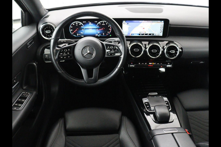 Mercedes-Benz A-Klasse 200 Business Solution Plus Upgrade | Panoramadak | Stoelverwarming | Half leder | Widescreen | Camera | Navigatie | Park Assist | Cruise control | Full LED