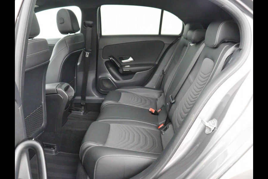 Mercedes-Benz A-Klasse 200 Business Solution Plus Upgrade | Panoramadak | Stoelverwarming | Half leder | Widescreen | Camera | Navigatie | Park Assist | Cruise control | Full LED
