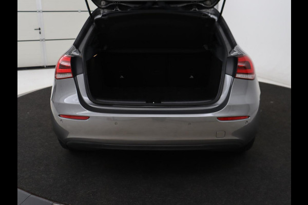 Mercedes-Benz A-Klasse 200 Business Solution Plus Upgrade | Panoramadak | Stoelverwarming | Half leder | Widescreen | Camera | Navigatie | Park Assist | Cruise control | Full LED