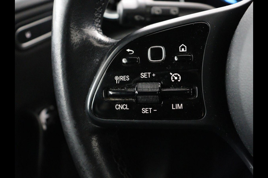 Mercedes-Benz A-Klasse 200 Business Solution Plus Upgrade | Panoramadak | Stoelverwarming | Half leder | Widescreen | Camera | Navigatie | Park Assist | Cruise control | Full LED