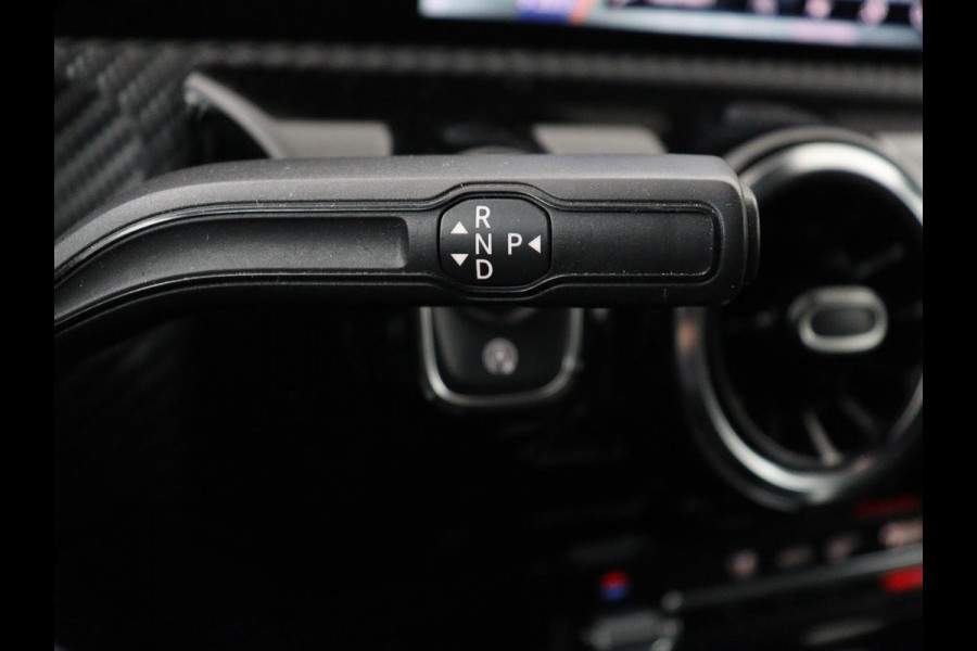 Mercedes-Benz A-Klasse 200 Business Solution Plus Upgrade | Panoramadak | Stoelverwarming | Half leder | Widescreen | Camera | Navigatie | Park Assist | Cruise control | Full LED