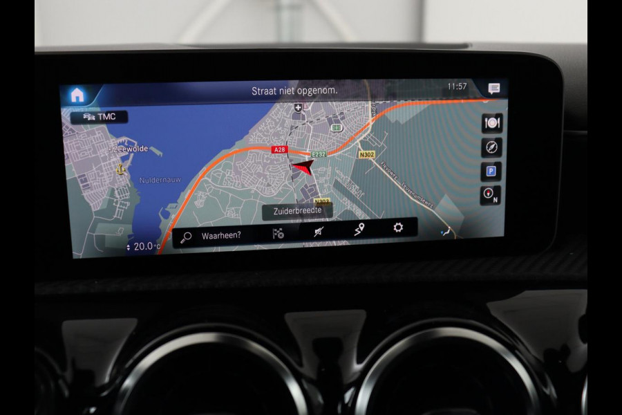 Mercedes-Benz A-Klasse 200 Business Solution Plus Upgrade | Panoramadak | Stoelverwarming | Half leder | Widescreen | Camera | Navigatie | Park Assist | Cruise control | Full LED
