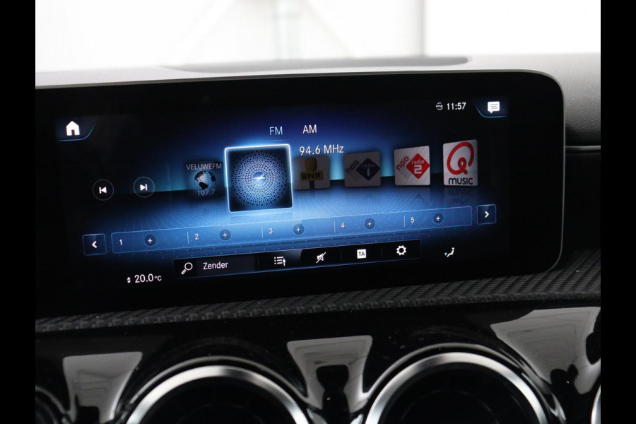 Mercedes-Benz A-Klasse 200 Business Solution Plus Upgrade | Panoramadak | Stoelverwarming | Half leder | Widescreen | Camera | Navigatie | Park Assist | Cruise control | Full LED
