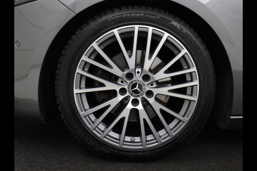 Mercedes-Benz A-Klasse 200 Business Solution Plus Upgrade | Panoramadak | Stoelverwarming | Half leder | Widescreen | Camera | Navigatie | Park Assist | Cruise control | Full LED