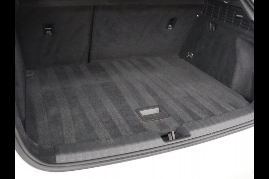 Audi A3 30 TFSI S edition | Stoelverwarming | Park Assist | Sportstoelen | Carplay | Half leder | Virtual Cockpit | Full LED | Navigatie | Climate control | Cruise control