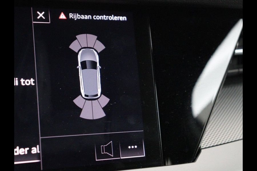 Audi A3 30 TFSI S edition | Stoelverwarming | Park Assist | Sportstoelen | Carplay | Half leder | Virtual Cockpit | Full LED | Navigatie | Climate control | Cruise control