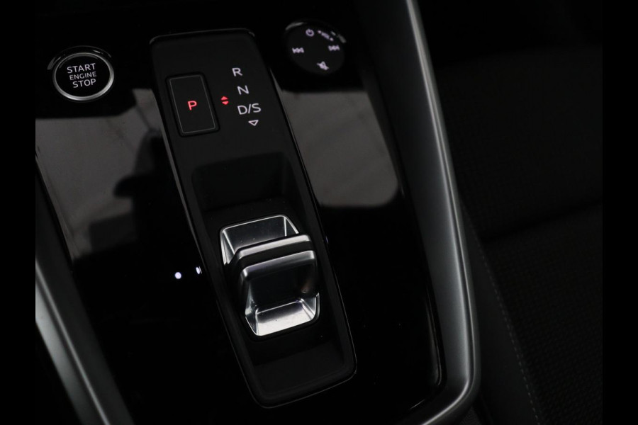Audi A3 30 TFSI S edition | Stoelverwarming | Park Assist | Sportstoelen | Carplay | Half leder | Virtual Cockpit | Full LED | Navigatie | Climate control | Cruise control