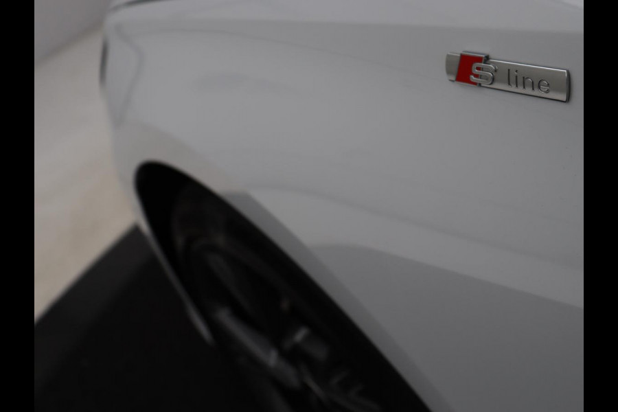 Audi A3 30 TFSI S edition | Stoelverwarming | Park Assist | Sportstoelen | Carplay | Half leder | Virtual Cockpit | Full LED | Navigatie | Climate control | Cruise control