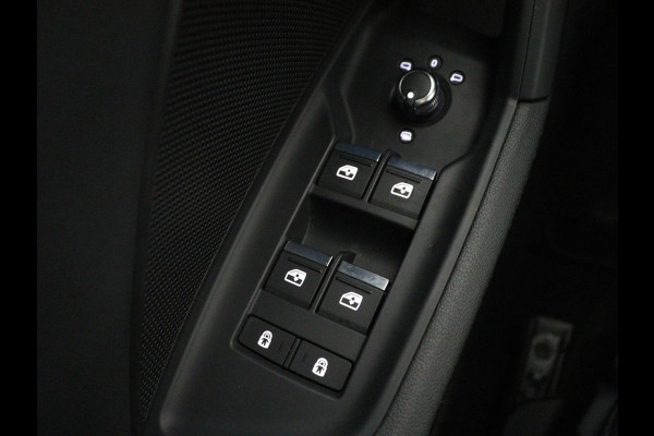 Audi A3 30 TFSI S edition | Stoelverwarming | Park Assist | Sportstoelen | Carplay | Half leder | Virtual Cockpit | Full LED | Navigatie | Climate control | Cruise control