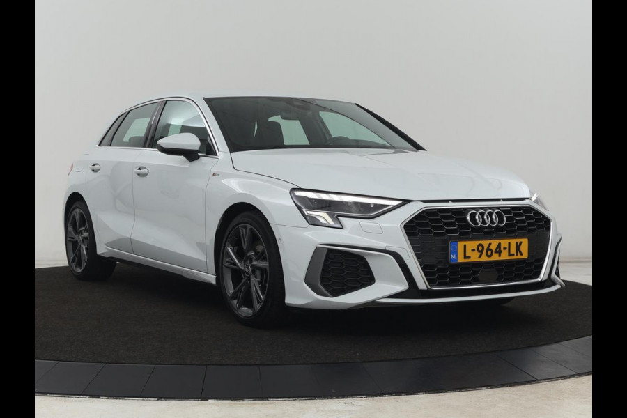 Audi A3 30 TFSI S edition | Stoelverwarming | Park Assist | Sportstoelen | Carplay | Half leder | Virtual Cockpit | Full LED | Navigatie | Climate control | Cruise control