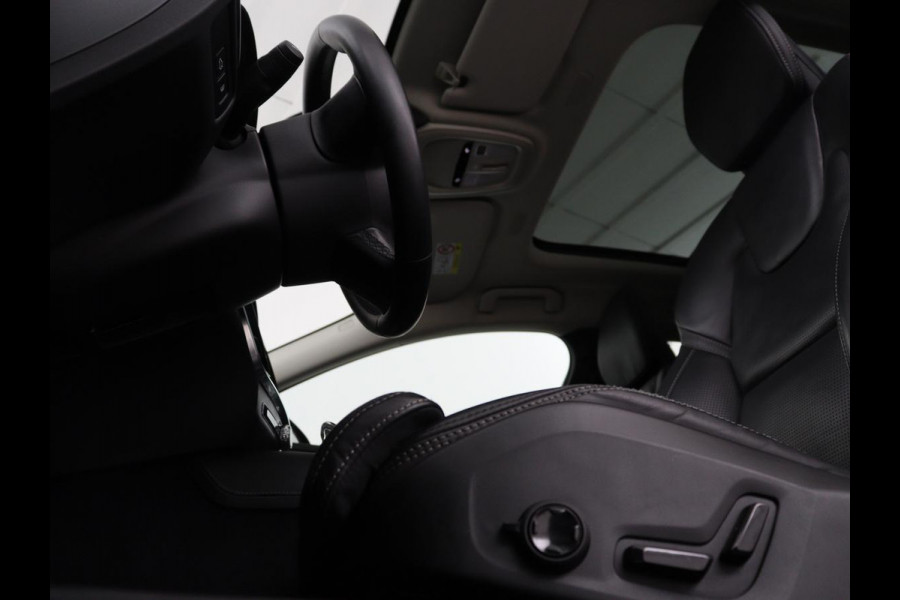 Volvo V60 2.0 T8 Plug-in AWD Ultimate Bright | Panoramadak | Trekhaak | Leder | Stoelventilatie | 360 Camera | Harman/Kardon | Head-Up | Keyless | Carplay | Achterbankverwarming | Adaptive cruise | PHEV