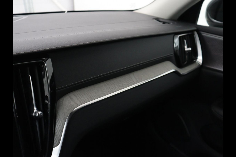 Volvo V60 2.0 T8 Plug-in AWD Ultimate Bright | Panoramadak | Trekhaak | Leder | Stoelventilatie | 360 Camera | Harman/Kardon | Head-Up | Keyless | Carplay | Achterbankverwarming | Adaptive cruise | PHEV