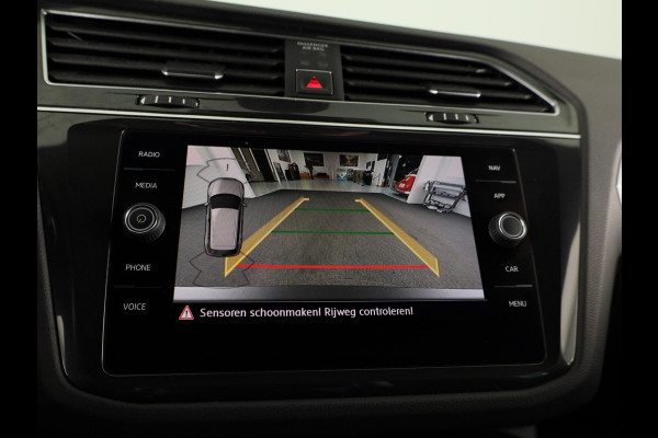 Volkswagen Tiguan 1.4 TSI 4Motion Comfortline Business 150 pk Automaat (DSG) | Navigatie | Trekhaak (wegklapbaar) | Parkeersensoren (Park assist) | Achteruitrijcamera | LED koplampen | Keyless |