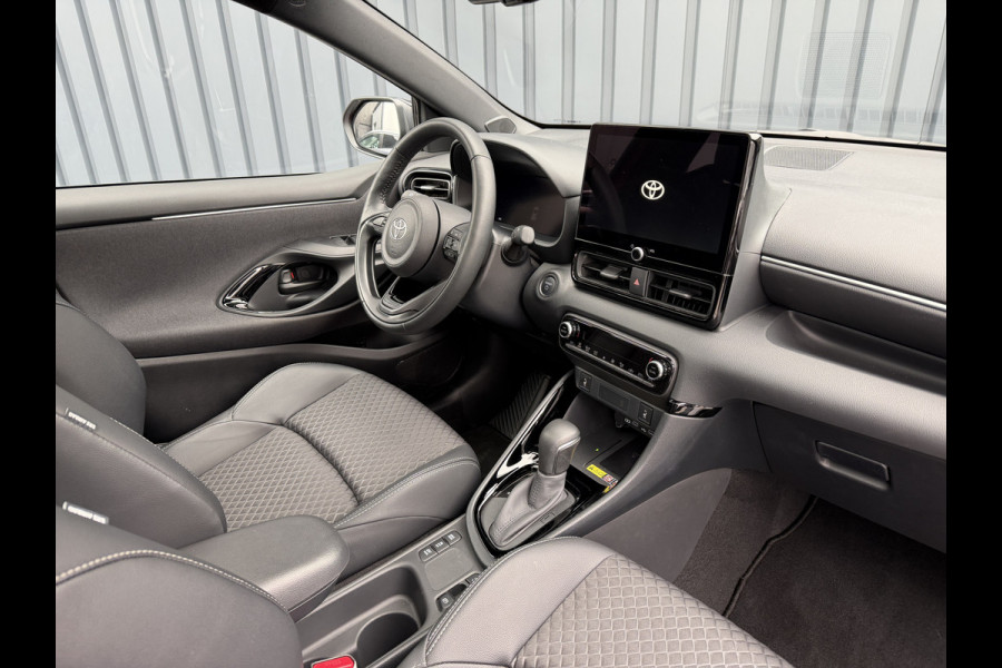 Toyota Yaris 1.5 Hybrid Executive / Bi tone | Pano dak | Emotional Red | PDC V+A | BSM | Rijklaar!!