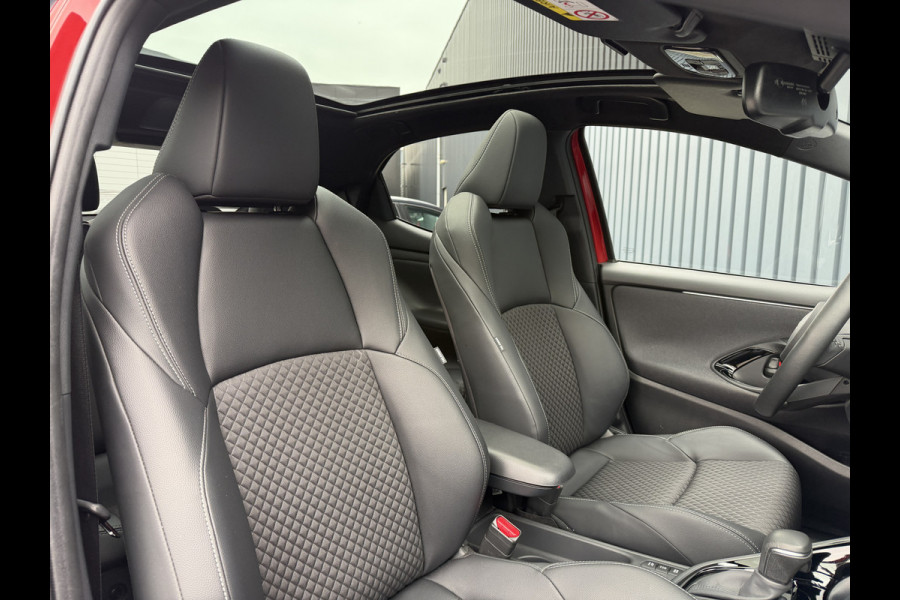 Toyota Yaris 1.5 Hybrid Executive / Bi tone | Pano dak | Emotional Red | PDC V+A | BSM | Rijklaar!!