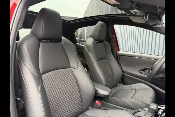 Toyota Yaris 1.5 Hybrid Executive / Bi tone | Pano dak | Emotional Red | PDC V+A | BSM | Rijklaar!!
