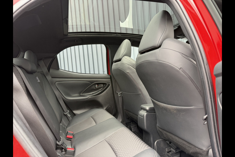 Toyota Yaris 1.5 Hybrid Executive / Bi tone | Pano dak | Emotional Red | PDC V+A | BSM | Rijklaar!!