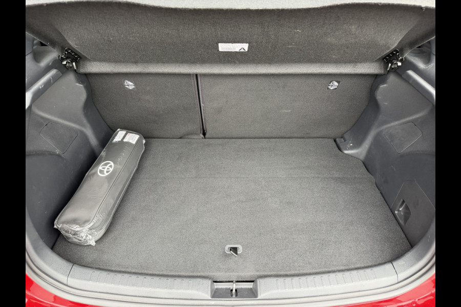 Toyota Yaris 1.5 Hybrid Executive / Bi tone | Pano dak | Emotional Red | PDC V+A | BSM | Rijklaar!!