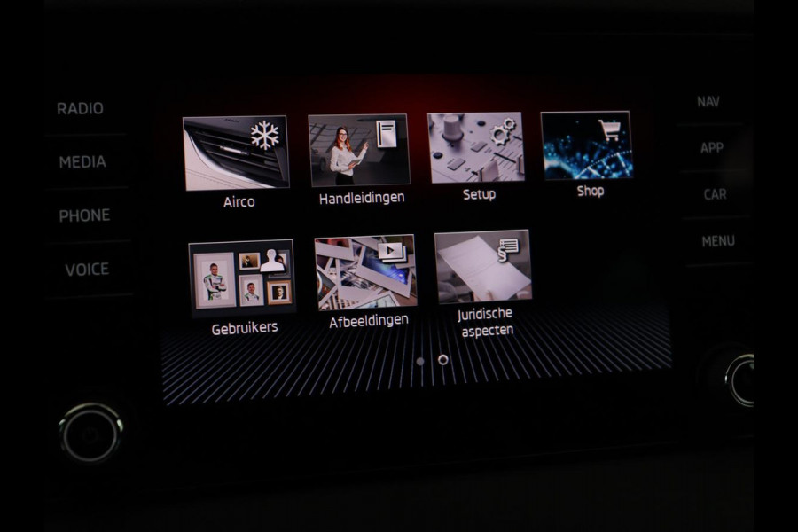 Škoda Karoq 1.5 TSI Sportline | Panoramadak | Stoelverwarming | Virtual Cockpit | Adaptive cruise | Canton Audio | Camera | File Assistent | Keyless | Side Assist | Full LED | Navigatie