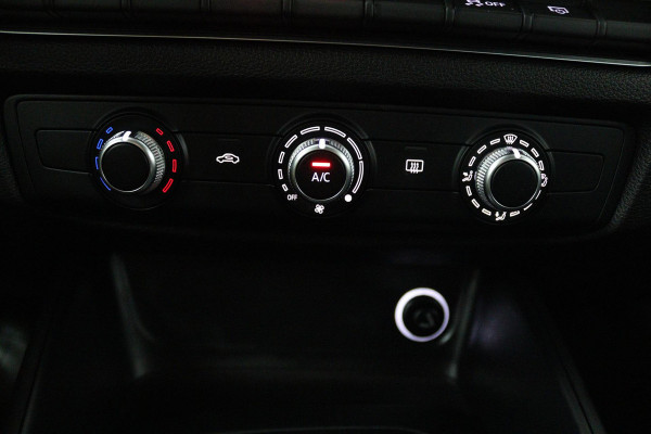 Audi A3 Limousine 1.5 TFSI CoD Sport Lease Edition (AUTOMAAT, CRUISE CONTROL, NAVIGATIE, LEER, PARKEERSENSOREN)