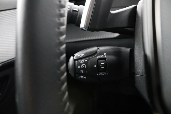 Peugeot 208 1.2 Allure*AUTOM.*ECC*CRUISE*NAVI*HAAK*CAM*CARPLAY