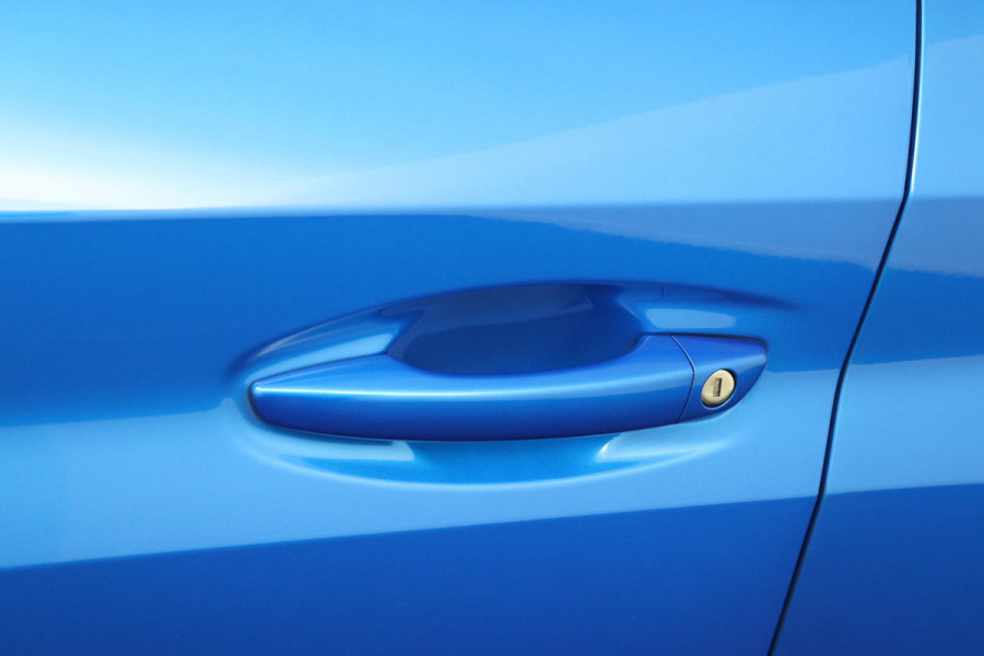 Peugeot 208 1.2 Allure*AUTOM.*ECC*CRUISE*NAVI*HAAK*CAM*CARPLAY