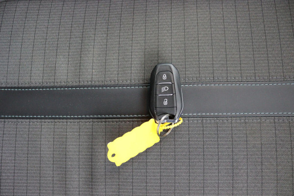 Peugeot 208 1.2 Allure*AUTOM.*ECC*CRUISE*NAVI*HAAK*CAM*CARPLAY