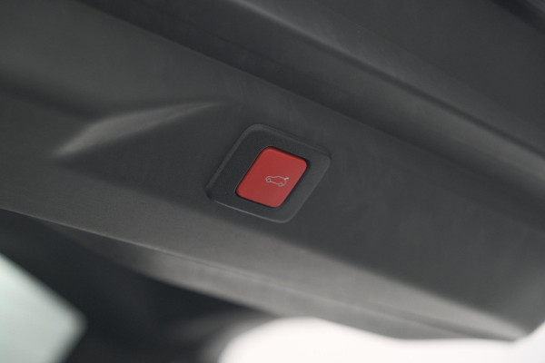 Peugeot 3008 1.2 Hybrid 136 GT | Panoramdak | 360 Camera | Stoelverwarming | Elektrische Kofferklep | Allseason Banden