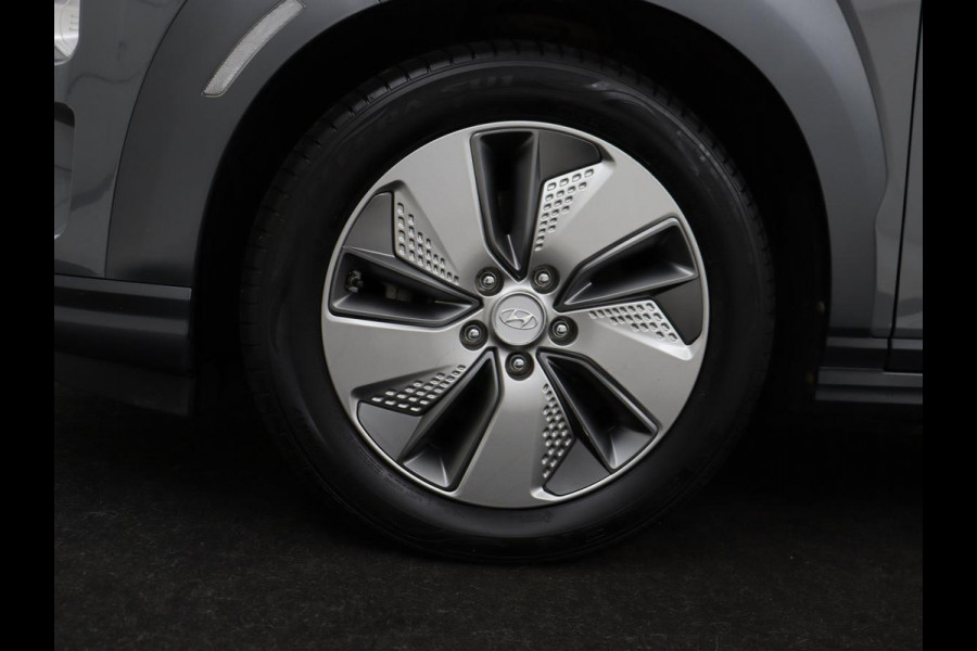 Hyundai Kona EV Premium 64 kWh | SOH 100% | 3 Fase | Stoelventilatie | Leder | Head-Up | Warmtepomp | Camera | Achterbankverwarming | Carplay | Navigatie | Adaptive cruise | Keyless | Parkeerhulp