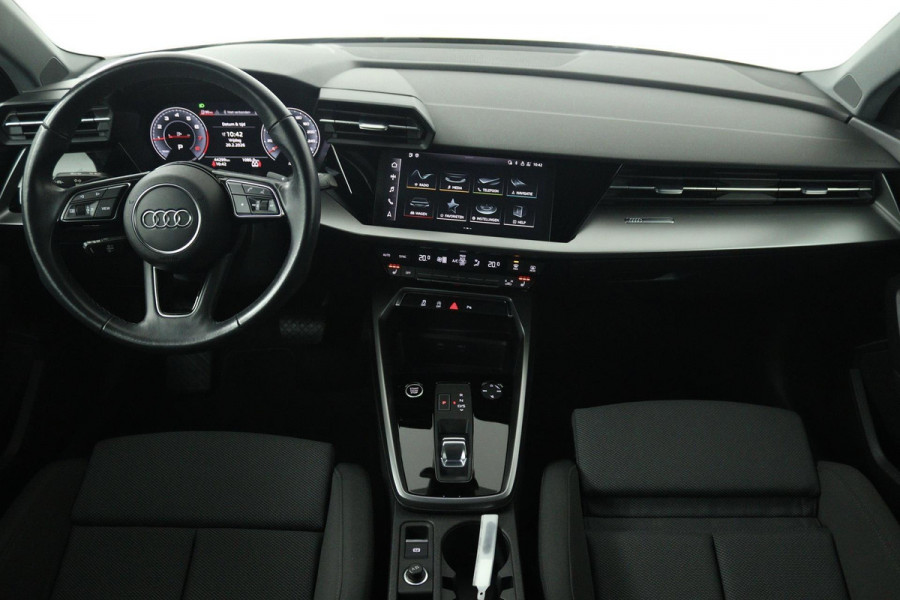 Audi A3 Sportback 30 TFSI Attitude (DIGITALE COCKPIT, STOELVERWARMING, CRUISE CONTROL, LANE-ASSIST, PARKEERSENSOREN)