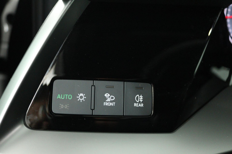 Audi A3 Sportback 30 TFSI Attitude (DIGITALE COCKPIT, STOELVERWARMING, CRUISE CONTROL, LANE-ASSIST, PARKEERSENSOREN)
