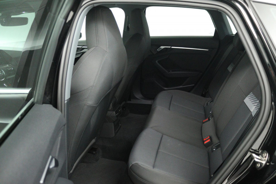Audi A3 Sportback 30 TFSI Attitude (DIGITALE COCKPIT, STOELVERWARMING, CRUISE CONTROL, LANE-ASSIST, PARKEERSENSOREN)