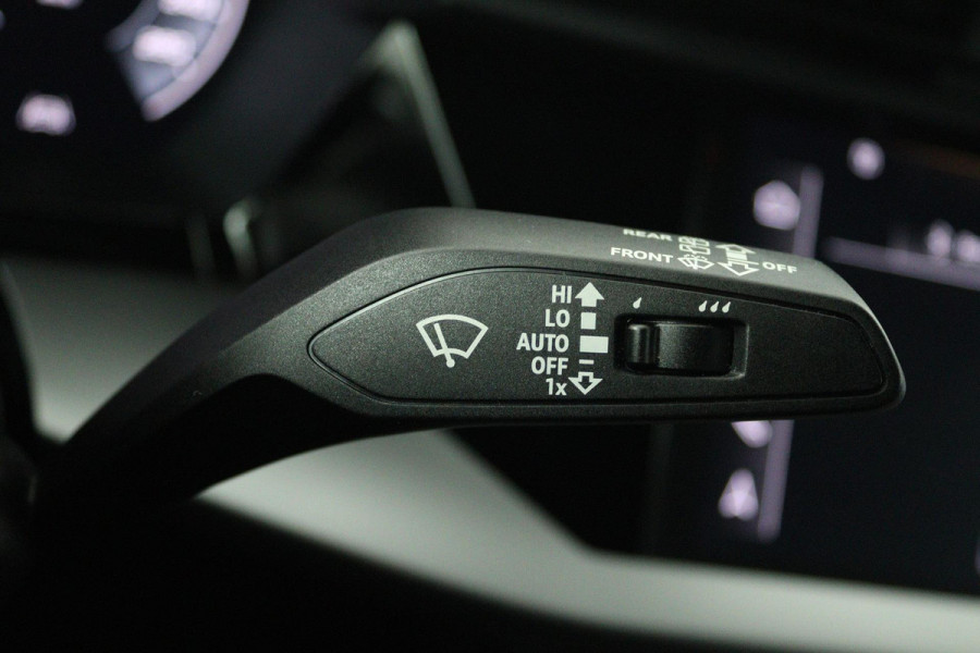 Audi A3 Sportback 30 TFSI Attitude (DIGITALE COCKPIT, STOELVERWARMING, CRUISE CONTROL, LANE-ASSIST, PARKEERSENSOREN)