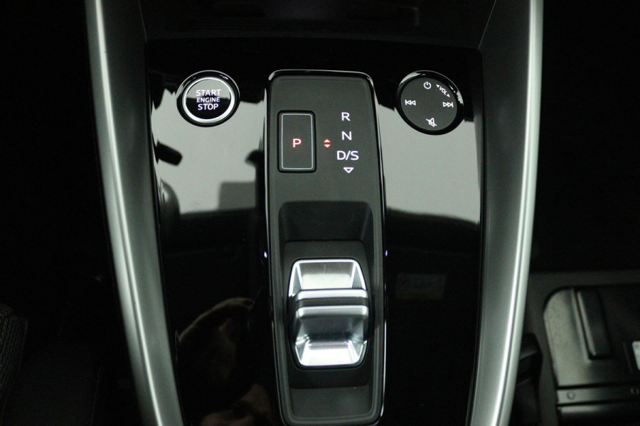 Audi A3 Sportback 30 TFSI Attitude (DIGITALE COCKPIT, STOELVERWARMING, CRUISE CONTROL, LANE-ASSIST, PARKEERSENSOREN)