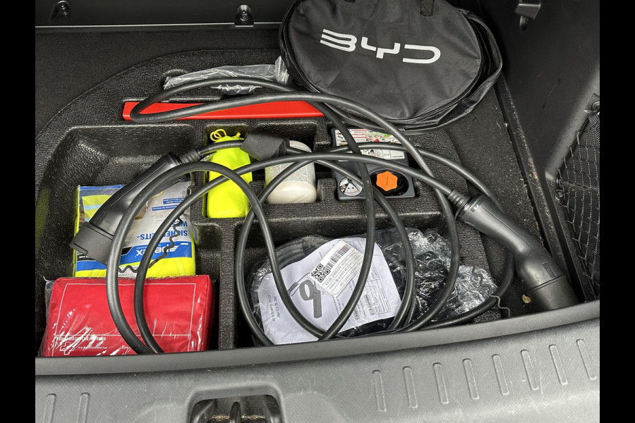 BYD ATTO 3 Design 60 kWh SOH 93% | GROOT SCHERM + ELEKTRISCHE KOFFERRUIMTEKLEP | COMPLETE AUTO | RIJKLAAR INCL. FABRIEKSGARANTIE T/M 2029 | AANDRIJFLIJN EN ACCU T/M 2031