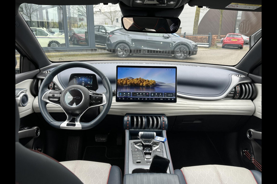 BYD ATTO 3 Design 60 kWh SOH 93% | GROOT SCHERM + ELEKTRISCHE KOFFERRUIMTEKLEP | COMPLETE AUTO | RIJKLAAR INCL. FABRIEKSGARANTIE T/M 2029 | AANDRIJFLIJN EN ACCU T/M 2031