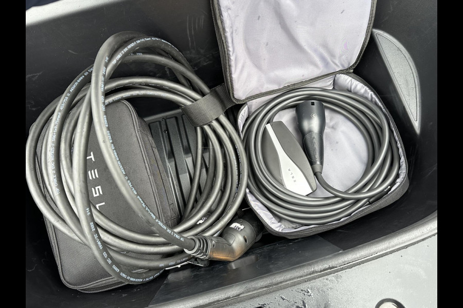 Tesla Model Y Long Range AWD 75 kWh SOH 96% | AFNEEMBARE TREKHAAK | STOEL- EN STUURVERWARMING | FABRIEKSGARANTIE |