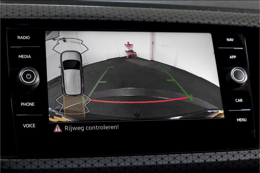 Volkswagen T-Cross 1.5 TSI 150 PK Style - Automaat | Adapt. Cruise | Stoelverw. | PDC | Camera | App. Connect | ECC | Trekhaak | LM 17" |