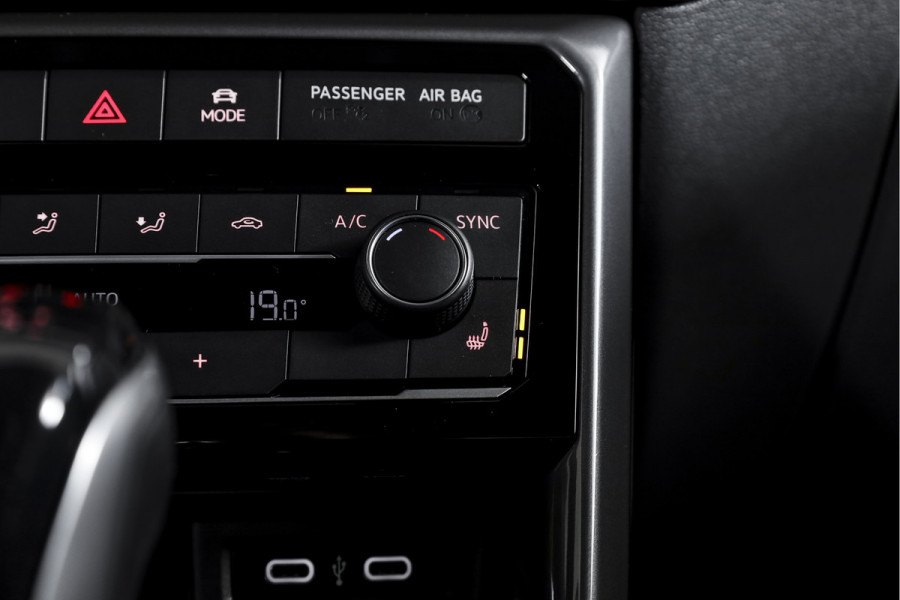 Volkswagen T-Cross 1.5 TSI 150 PK Style - Automaat | Adapt. Cruise | Stoelverw. | PDC | Camera | App. Connect | ECC | Trekhaak | LM 17" |